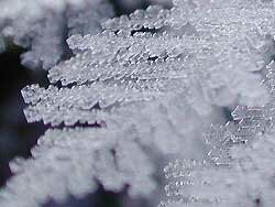 Снежные кристаллы - почему снежинки выглядят так красиво